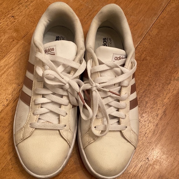 Adidas white leather lace up sneakers with arose gold colored stripe size 10 - Picture 3 of 12